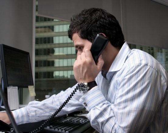 Homme au téléphone